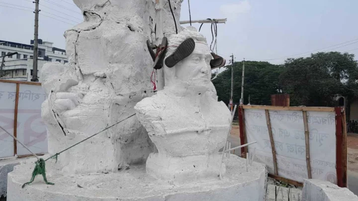 বীরশ্রেষ্ঠ হামিদুর রহমানের ভাস্কর্যে জুতার মালা, নিন্দার ঝড়