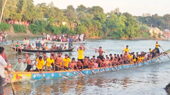 নৌকা বাইচ ঘিরে বাঙালি নদীর দুই পাড়ে মানুষের ঢল