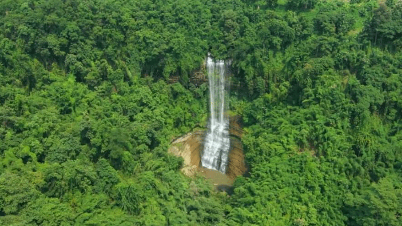 বিলাইছড়ির পাহাড়ি গহীনে বয়ে চলা ধুপপানি ঝরনা। ছবি: এশিয়া পোস্ট