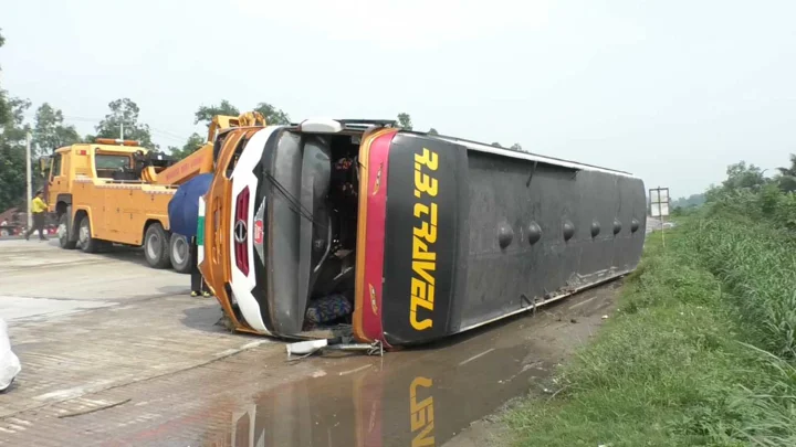 টাঙ্গাইলে নিয়ন্ত্রণ হারিয়ে বাস খাদে, আহত ১৫
