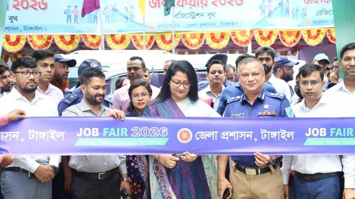 টাঙ্গাইল জেলা প্রশাসনের ‘জব ফেয়ার’, নিয়োগ পেলেন ৪৪৬ জন
