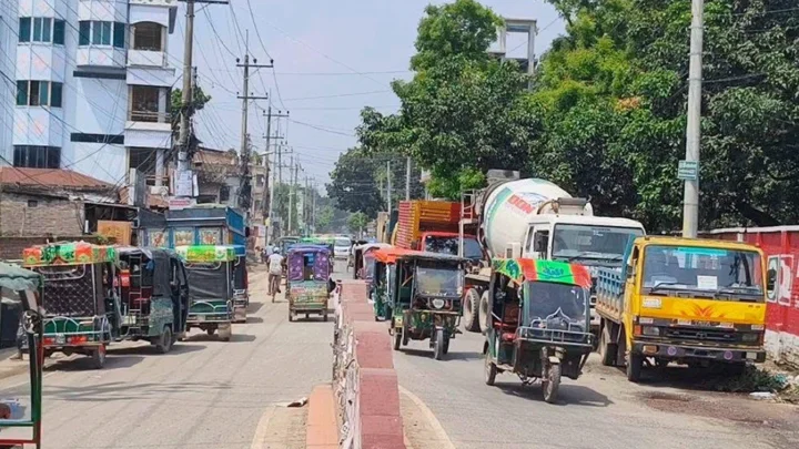 ৯ ঘণ্টা পর চাঁপাইনবাবগঞ্জ থেকে সব রুটে বাস-ট্রাক চলাচল শুরু