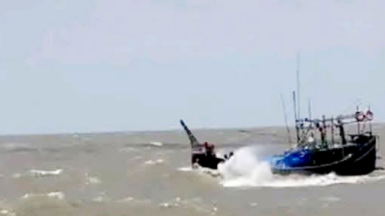 বৈরী আবহাওয়ায় তিন মাছধরার ট্রলার ডুবি, ৪৮ জেলে উদ্ধার