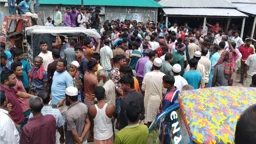 কুড়িগ্রামে সারের দাবিতে সড়ক অবরোধ