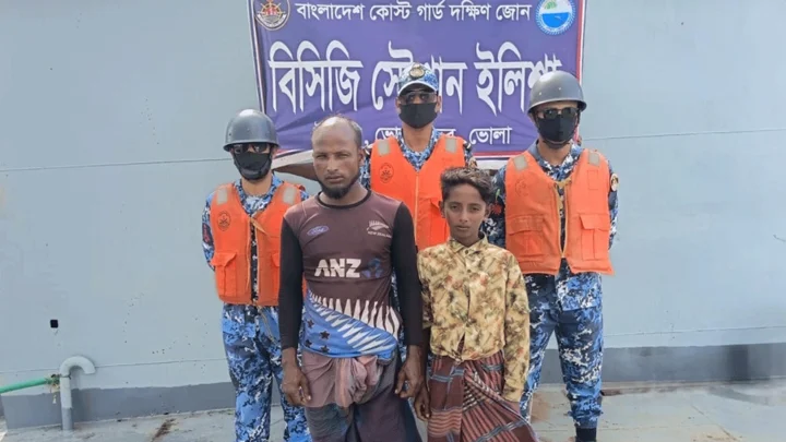 ভোলায় নৌকাডুবি, বাবা-ছেলেকে জীবিত উদ্ধার করল কোস্টগার্ড