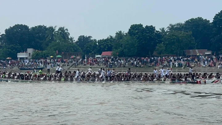 গড়াইয়ে ৪ বছর পর নৌকাবাইচ, নদীর দুই তীরে হাজারো মানুষের ঢল