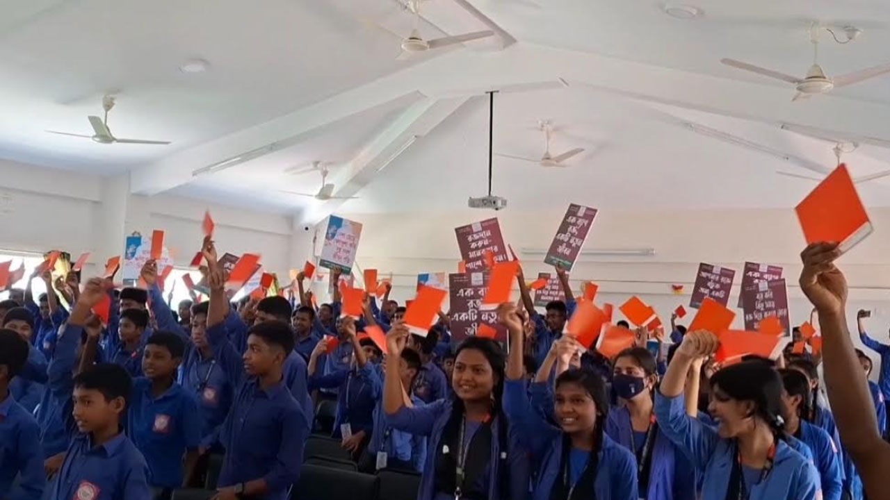দুর্গাপুরে বাল্যবিয়ে ও মাদকের বিরুদ্ধে শিক্ষার্থীদের ‘লাল কার্ড’