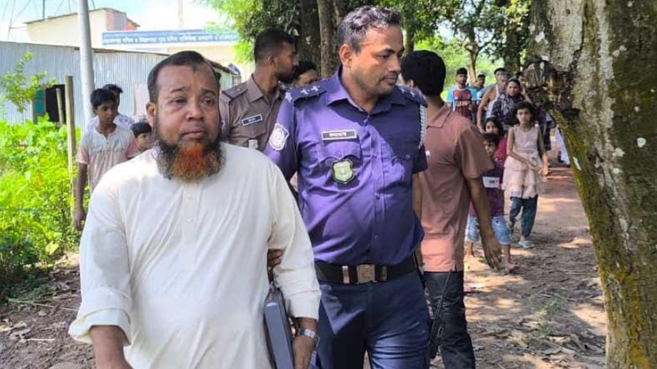 কুমিল্লায় মাদ্রাসা সুপারকে গণপিটুনি দিয়ে পুলিশে দিল জনতা