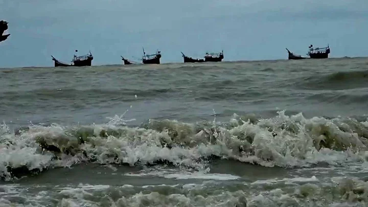 বঙ্গোপসাগরে ট্রলারডুবি, বরগুনার ১৪ জেলে নিখোঁজ