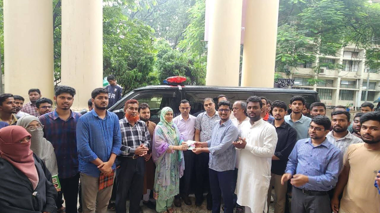 শিক্ষার্থীদের জন্য অ্যাম্বুলেন্স হস্তান্তরকালে ভিপি রিয়াজুল ইসলাম। ছবি: এশিয়া পোস্ট