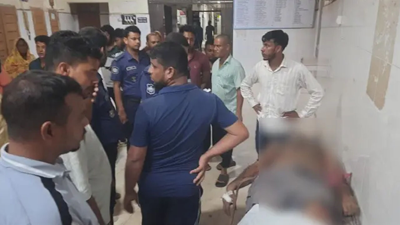 স্থানীয়রা তাকে উদ্ধার করে মুন্সিগঞ্জ জেনারেল হাসপাতালে নিয়ে আসেন। ছবি : এশিয়া পোস্ট