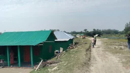 বেড়িবাঁধ দখল করে চলছে বসতি, ২০-৪০ হাজার টাকা নিচ্ছেন তাঁতী দল নেতা