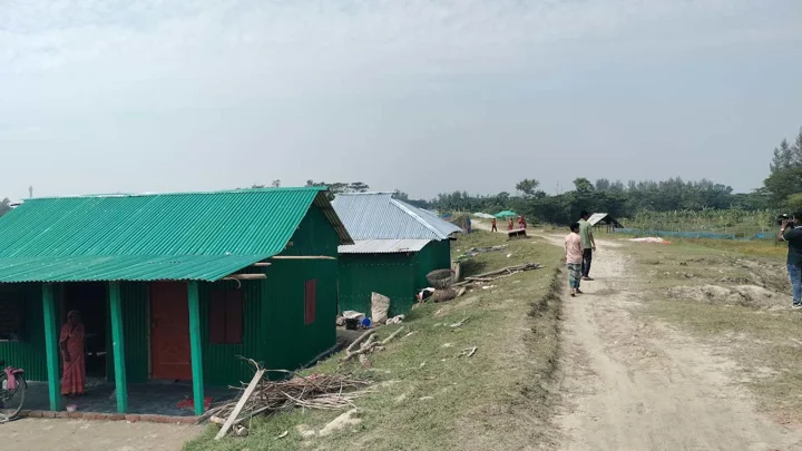 বেড়িবাঁধ দখল করে চলছে বসতি, ২০-৪০ হাজার টাকা নিচ্ছেন তাঁতী দল নেতা
