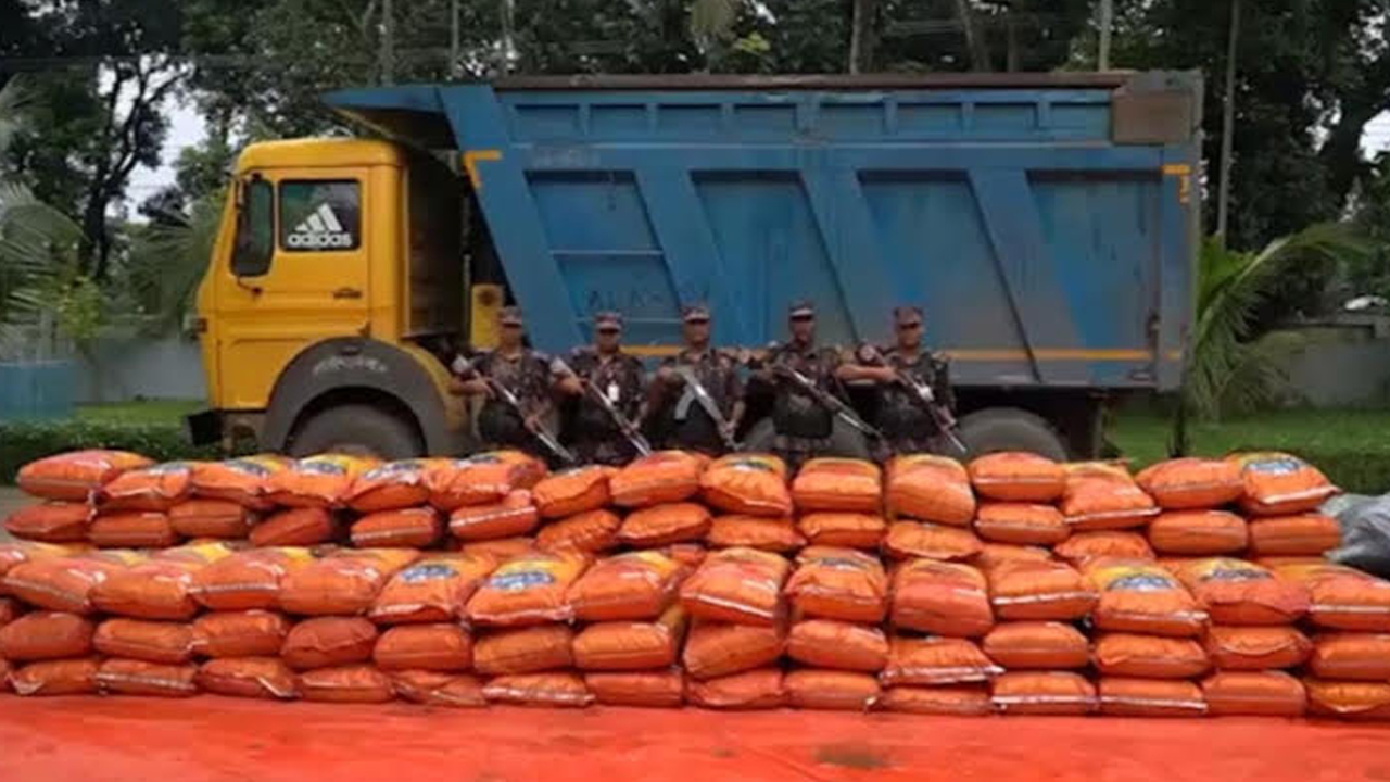 ট্রাকে থাকা বালুর নিচে মিলল ৬৪৫০ কেজি ভারতীয় জিরা