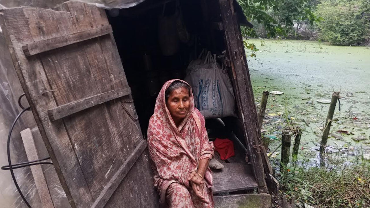পুকুরে হেলে পড়া নড়বড়ে ঘরটি ৯০ বছরের নবীরুন্নেসার একমাত্র আশ্রয়