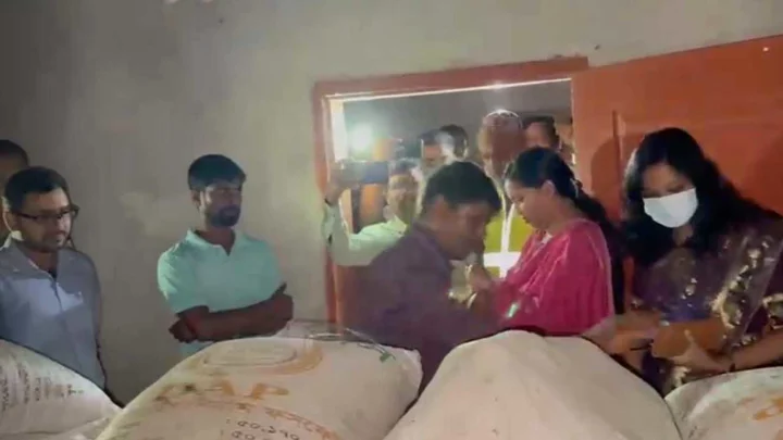 কৃষকের বাড়ি থেকে অবৈধভাবে মজুত করা ৫৪ বস্তা সার জব্দ
