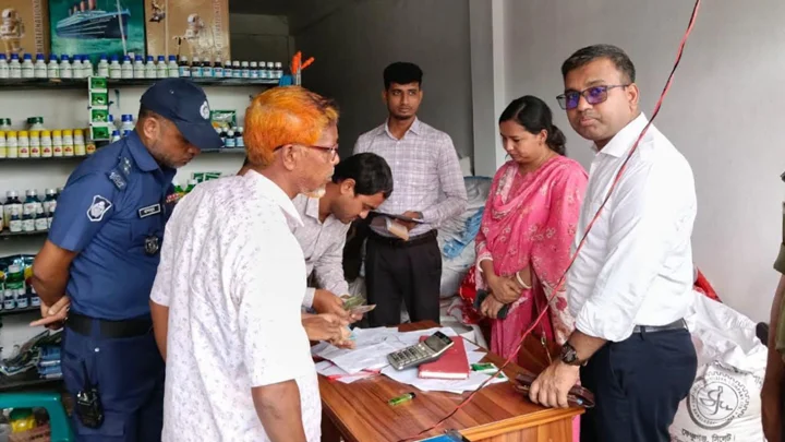 জয়পুরহাটে লাইসেন্স ছাড়া সার বিক্রি, ৫৭ বস্তা জব্দ