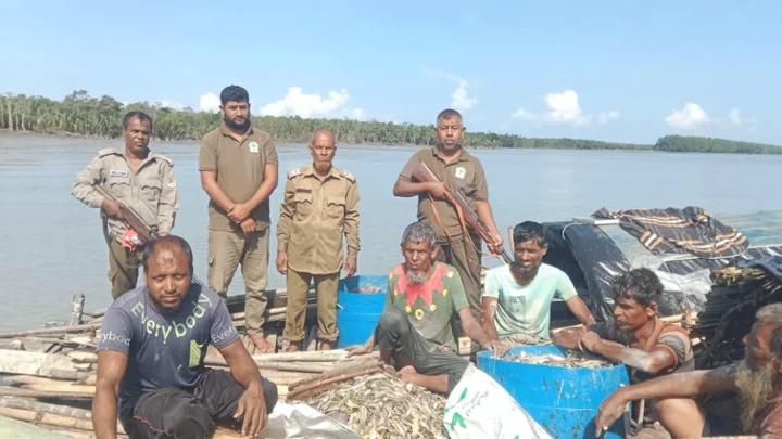 পূর্ব সুন্দরবনের নিষিদ্ধ খালে মাছ ধরার অভিযোগে ৫ জেলে আটক