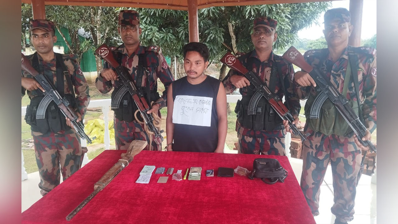 লংগদুতে দেশীয় অস্ত্রসহ চাঁদা কালেক্টর আটক