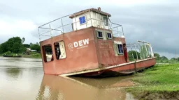 অযত্নে নষ্ট হচ্ছে কোটি টাকার রেসকিউ বোট, উধাও যন্ত্রাংশ