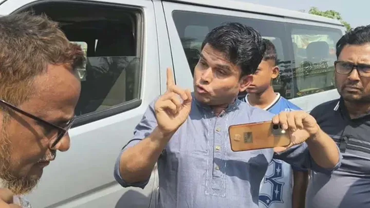 সাংবাদিকদের গাড়ি আটকে চাঁদা দাবি যুবদল নেতার