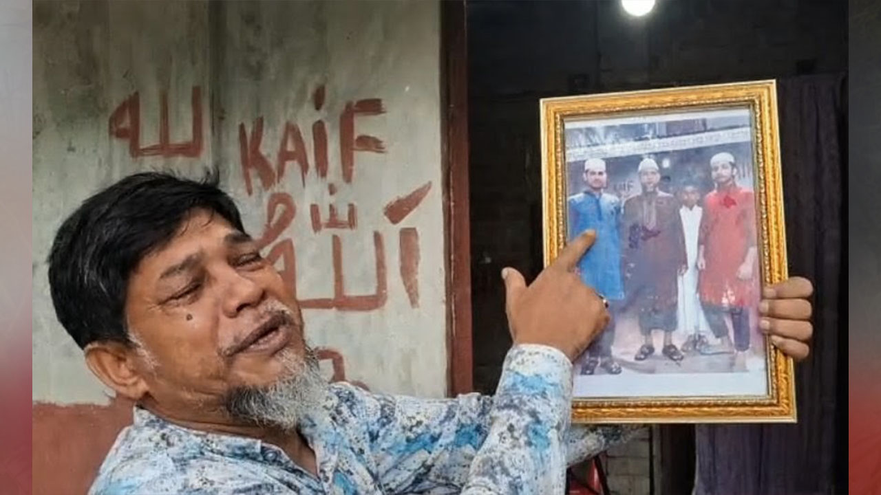 ছবিতে সন্তানকে দেখাচ্ছেন মেহেদী হাসানের বাবা। ছবি: এশিয়া পোস্ট