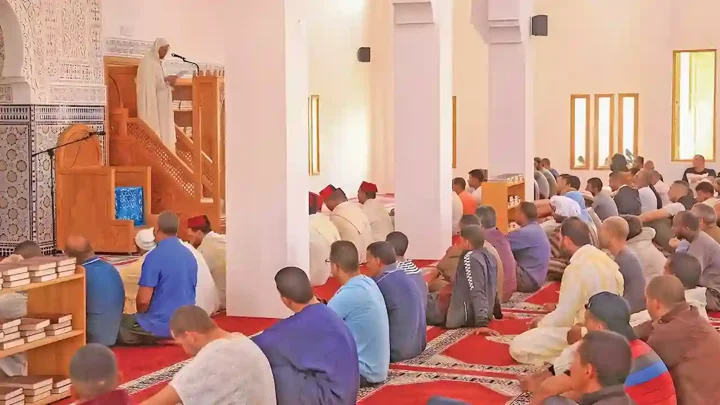 জুমার খুতবা চলাকালে নামাজ আদায় করা যাবে?