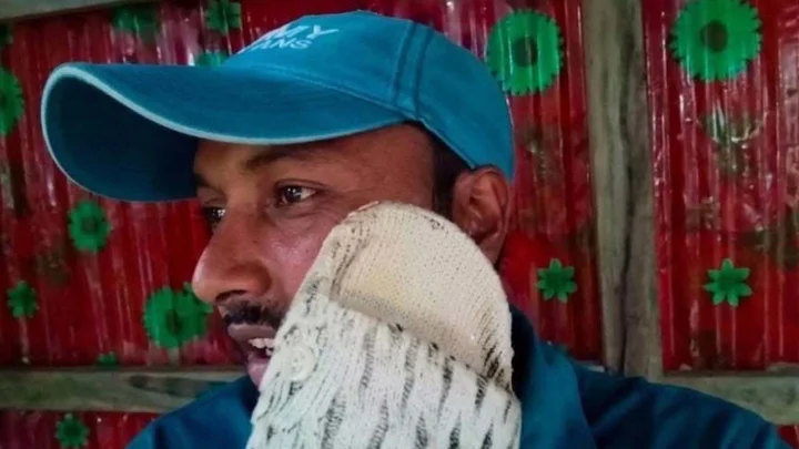 পদ না পেয়ে নিজের গালে জুতাপেটা ছাত্রদল নেতার