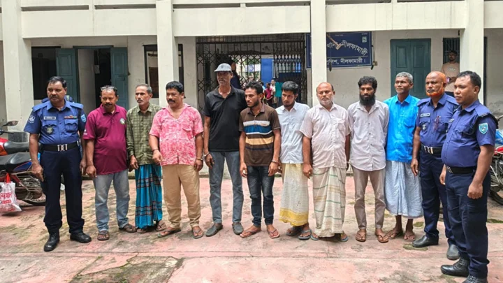 জুয়ার আসর থেকে উপজেলা যুবদলের আহ্বায়কসহ গ্রেপ্তার ৮