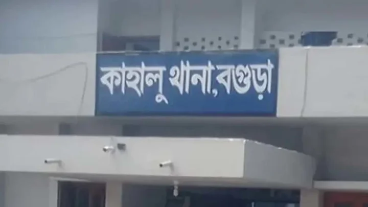 রাস্তার পাশে পড়ে ছিল অটোরিকশাচালকের লাশ