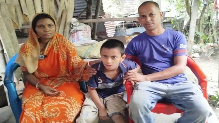 শিঙাড়া-পুরি বিক্রির টাকায় চলে প্রতিবন্ধী অর্নবের চিকিৎসা