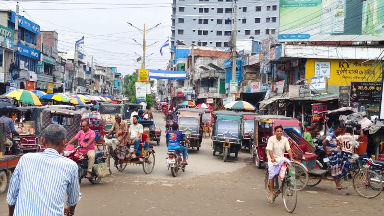 কোটি টাকার উন্নয়ন, তবুও দখল-যানজটে অচল সড়ক