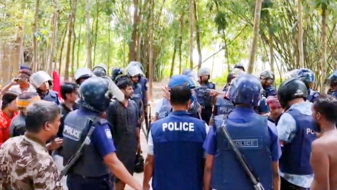পরিস্থিতি নিয়ন্ত্রণে ঘটনাস্থলে অতিরিক্ত পুলিশ মোতায়েন করা হয়েছে। ছবি : এশিয়া পোস্ট