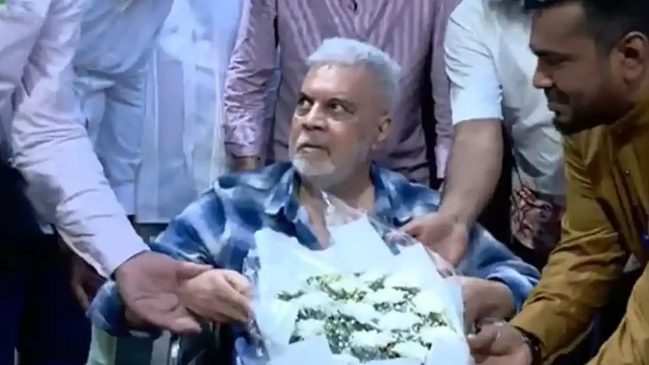 ব্রেন টিউমারের চিকিৎসা শেষে যুক্তরাজ্য থেকে দেশে ফিরেছেন ইলিয়াস কাঞ্চন
