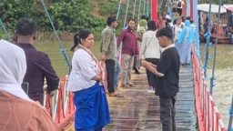পানি নামতেই ঝুলন্ত সেতুতে নিষেধাজ্ঞা ভেঙে পর্যটকদের ভিড়