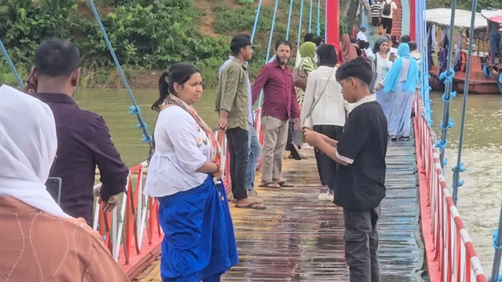 পানি নামতেই ঝুলন্ত সেতুতে নিষেধাজ্ঞা ভেঙে পর্যটকদের ভিড়