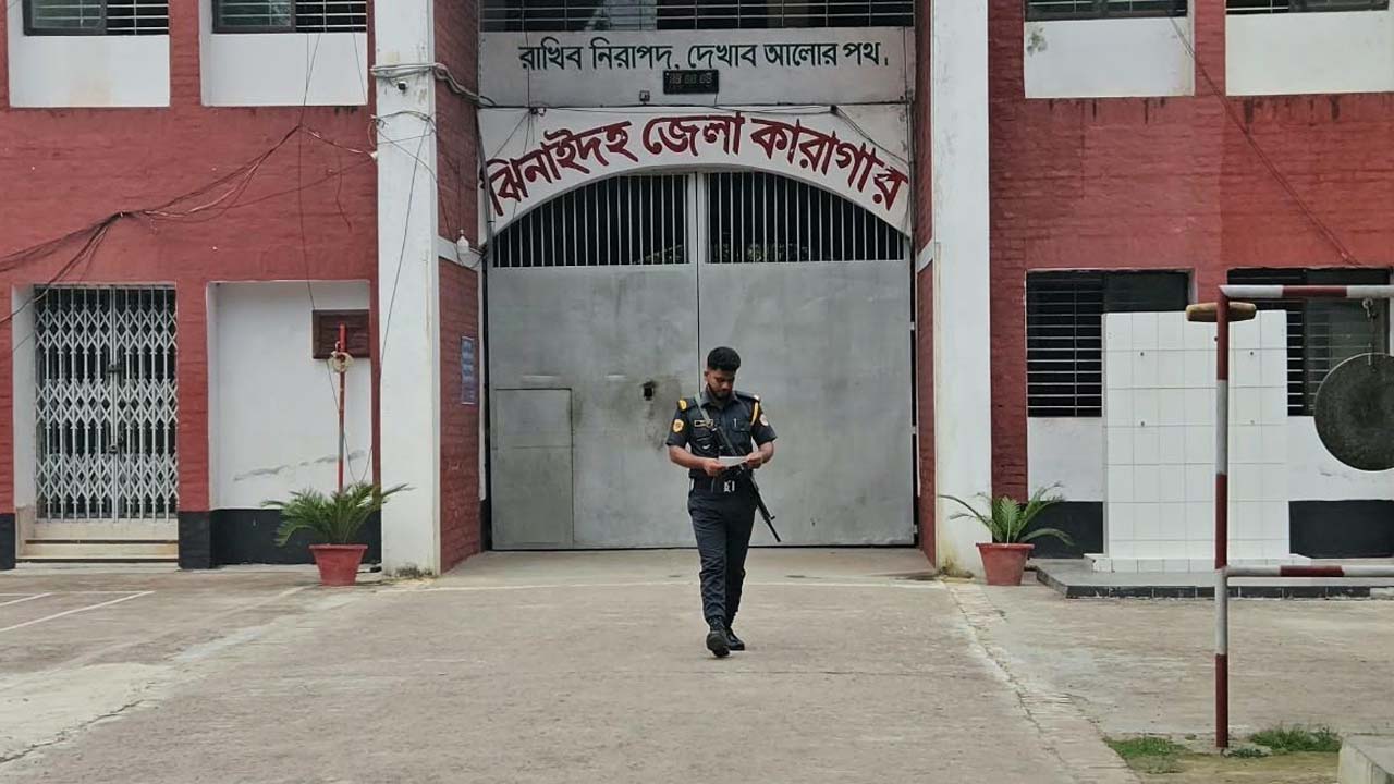 ৩৮২ ধারণক্ষমতার কারাগারে থাকেন ১২১০ বন্দি