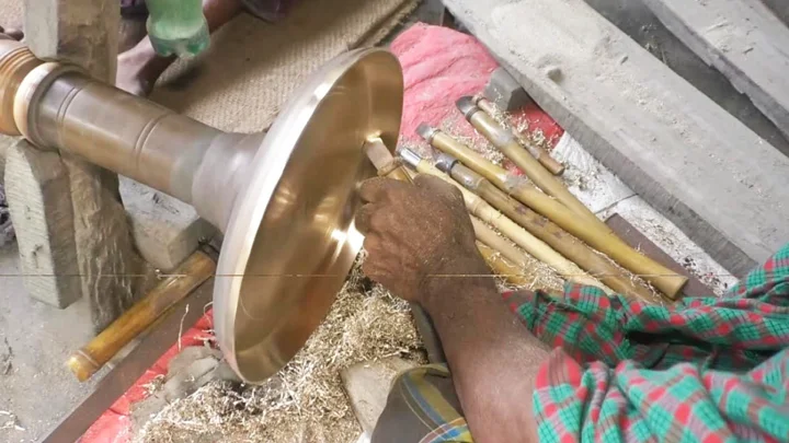 অস্তিত্ব সংকটে কাঁসাশিল্প, নতুন পেশায় ঝুঁকছেন জামালপুরের কারিগররা
