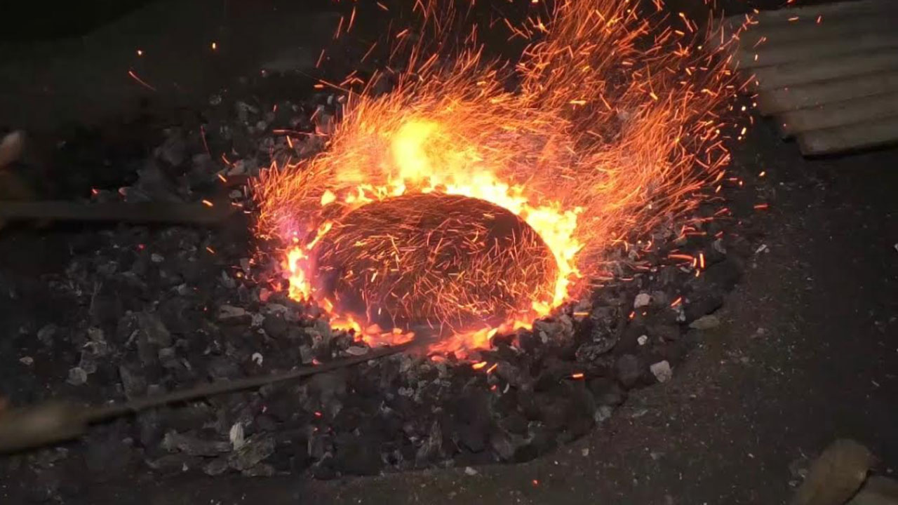 কাঁসার বাসন তৈরি। ছবি: এশিয়া পোস্ট