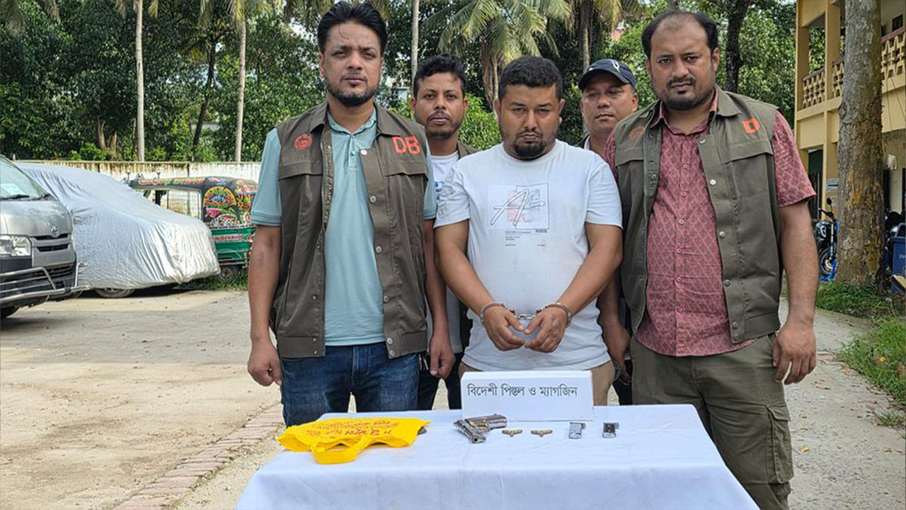 গ্রেপ্তার হওয়া আবু হানিফ অপু ও তার সামনে রাখা উদ্ধার করা অস্ত্র। ছবি: এশিয়া পোস্ট
