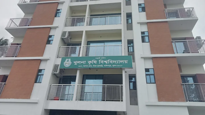 খুবৃবি শিক্ষকে কারণ শোকজ, তদন্ত কমিটি গঠনের সিদ্ধান্ত