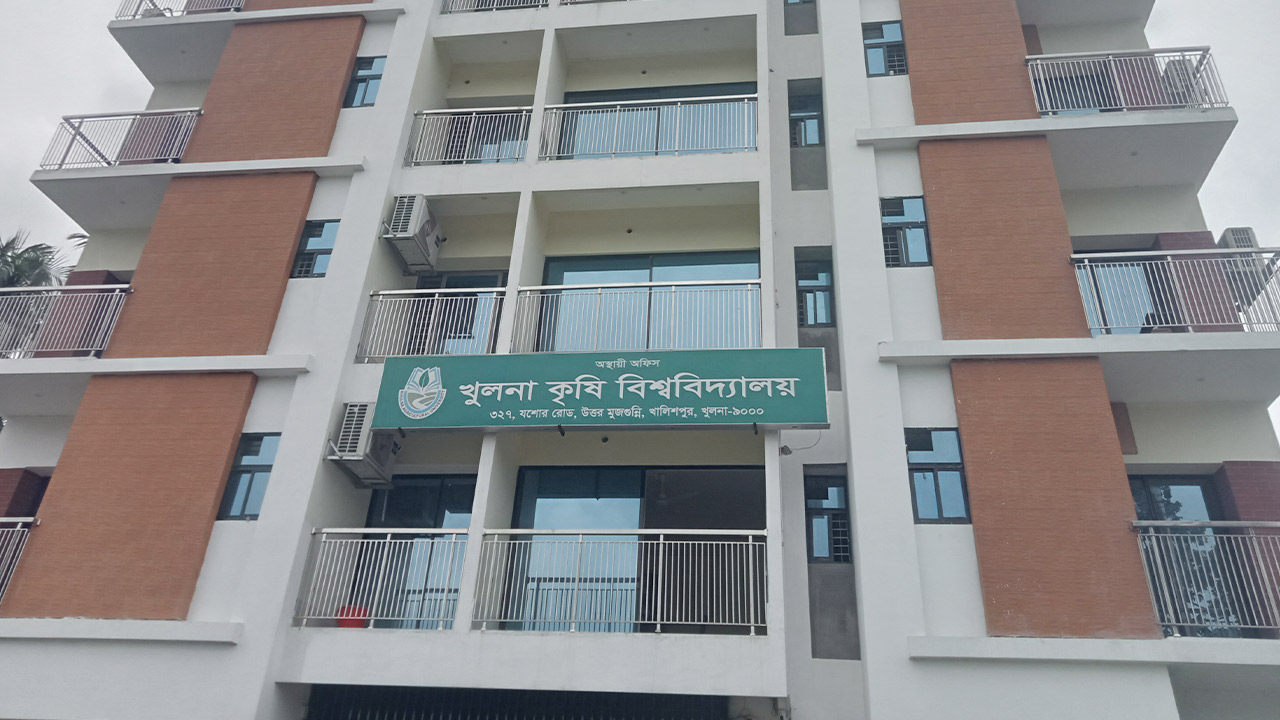 খুবৃবি শিক্ষকে কারণ শোকজ, তদন্ত কমিটি গঠনের সিদ্ধান্ত