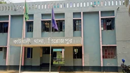 খাটে সাবেক পুলিশ সদস্যের স্ত্রীর বিবস্ত্র মরদেহ, ঘরে ছড়িয়ে-ছিটিয়ে মালামাল