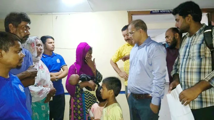 রেখে যাওয়া তিন শিশুকে তুলে দেওয়া হলো মায়ের কোলে
