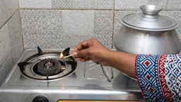 ১৪ দিন গ্যাস নেই কেরানীগঞ্জের কদমতলীতে