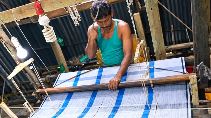 বিলুপ্তির পথে তাঁত, ঐতিহ্য হারাচ্ছে রুহিতপুরী লুঙ্গি