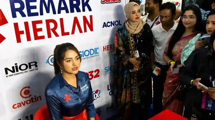 কেয়া পায়েলকে ঘিরে রিমার্ক প্যাভিলিয়নে উপচেপড়া ভিড়