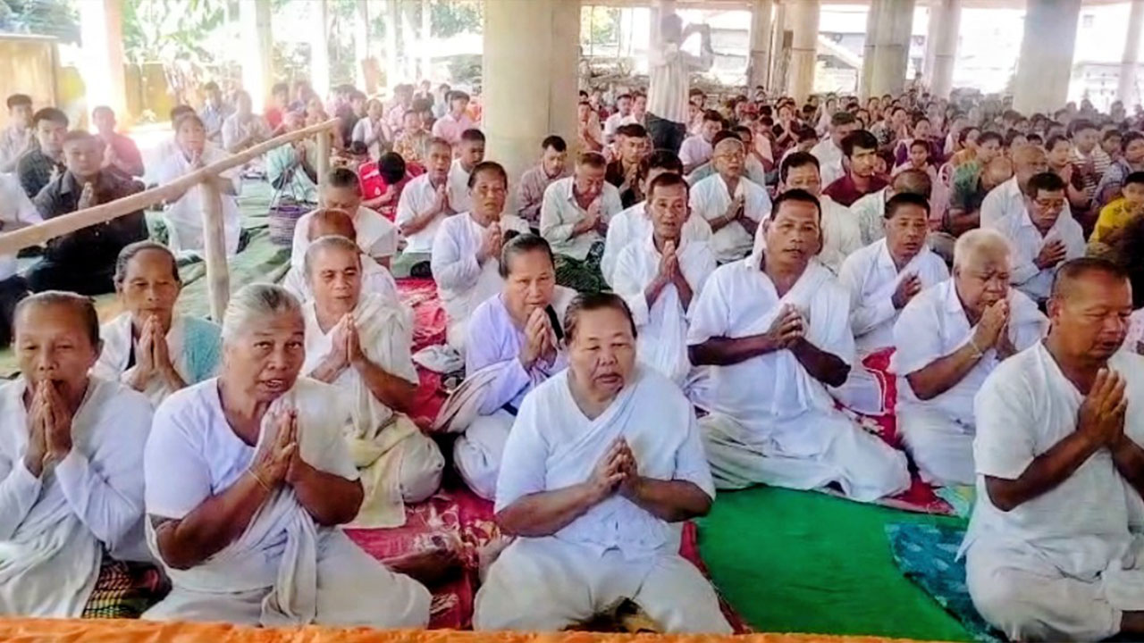 প্রার্থণা করছেন বৌদ্ধ ধর্মাবলম্বীরা। ছবি: এশিয়া পোস্ট