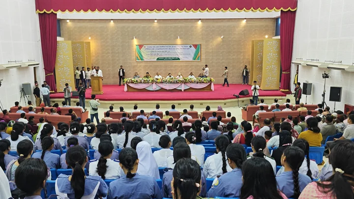 খাগড়াছড়িতে ৭৭৮ শিক্ষার্থীকে বৃত্তি ও ৯০ জন নারীকে সেলাই মেশিন উপহার