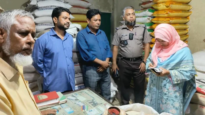 চালের দোকানে মিলল সরকারি রেশনের ২২ বস্তা গম